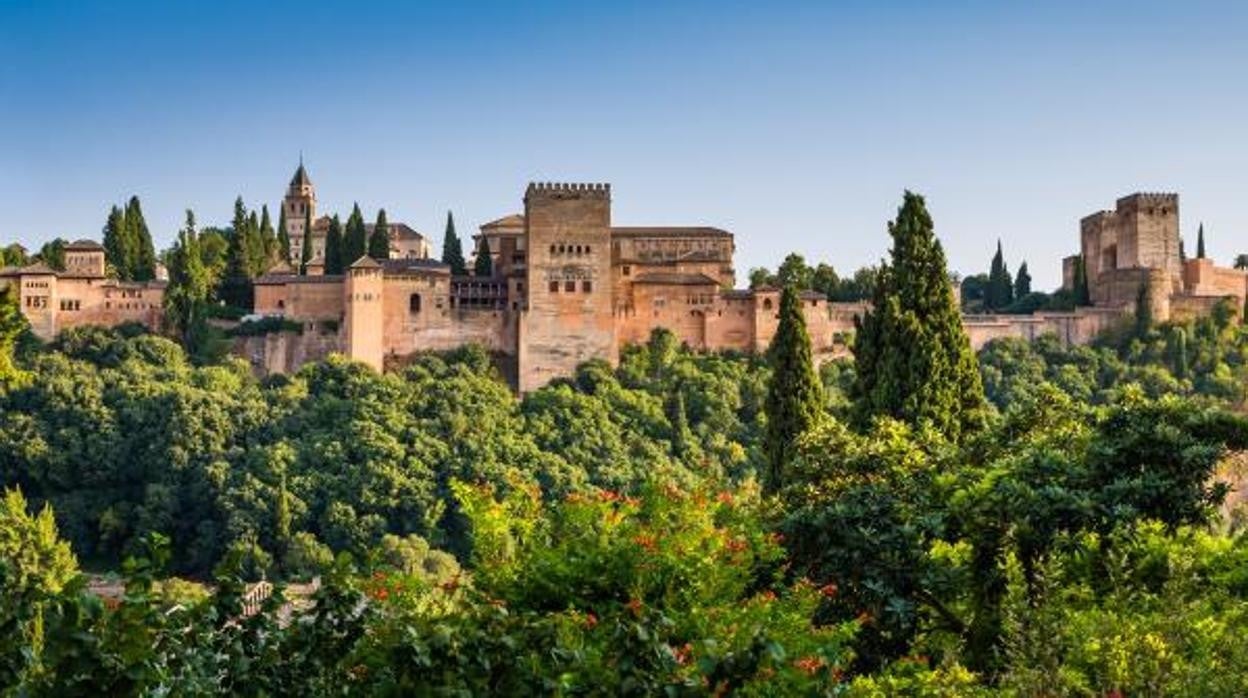 Cincuenta poetas frente al espejo de la Alhambra, el más bello monumento literario