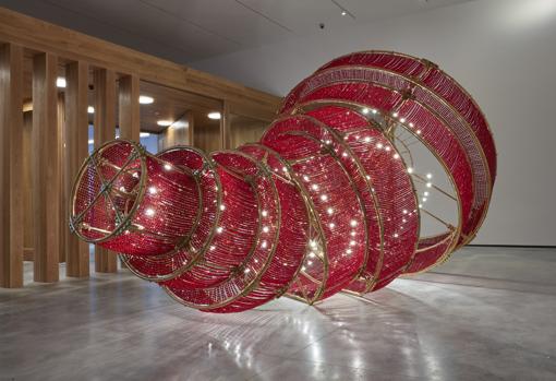 'Descending Light', de Ai Weiwei, en el hall del museo