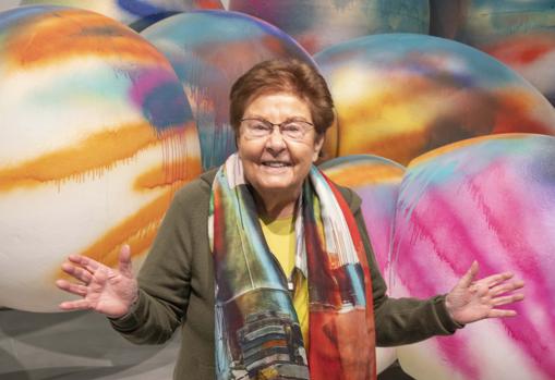 Helga de Alvear con la obra de Grosse