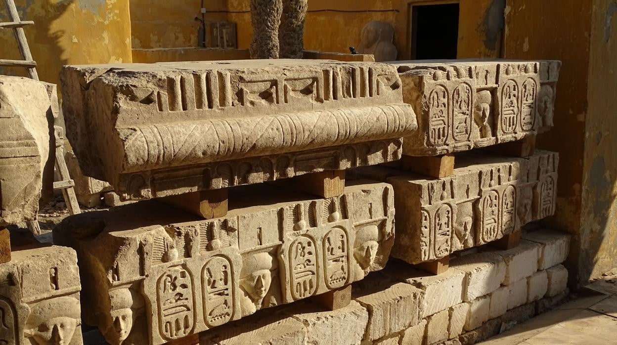 Bloques decorados del templo de Ptolomeo I en el almacén-residencia de la misión arqueológica