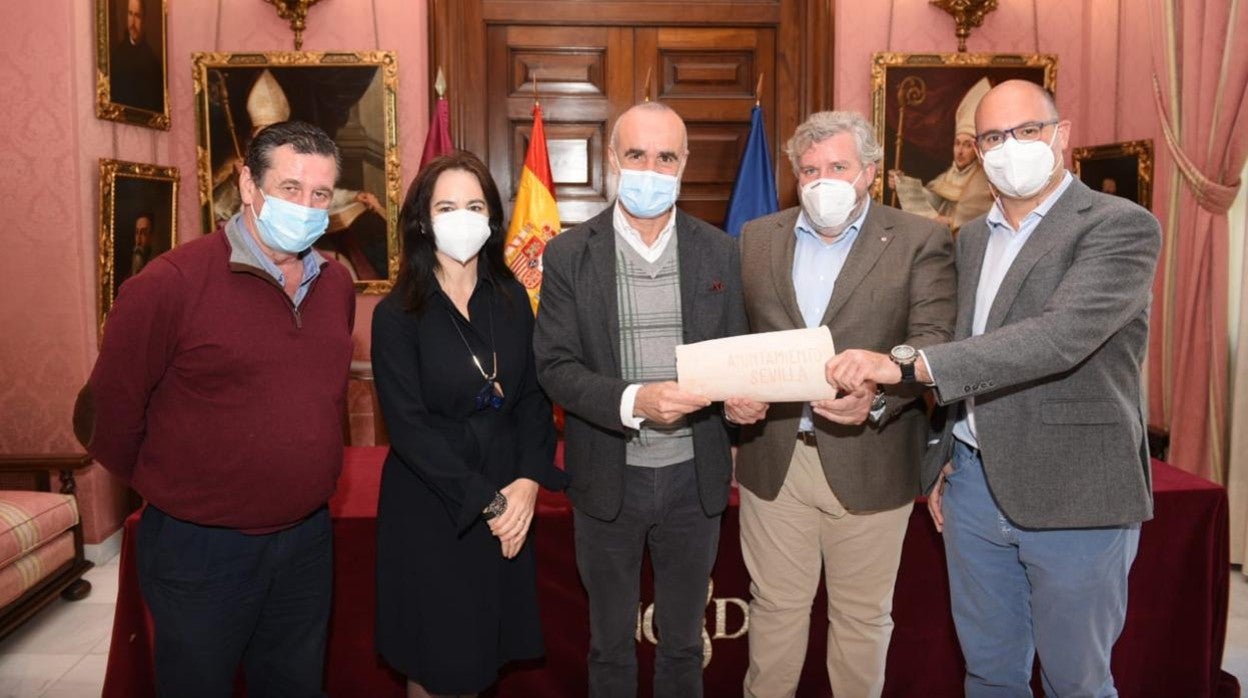 Antonio Muñoz reunido con los promotores del proyecto de la Casa Natal de Velázquez