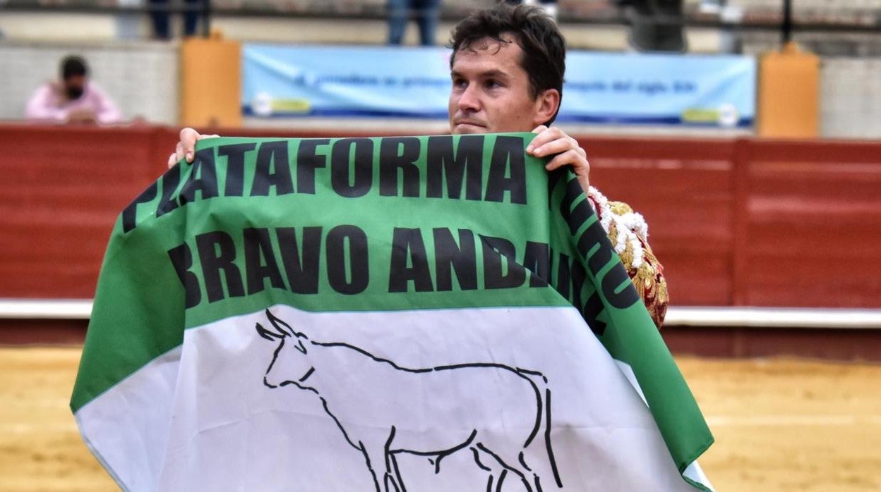 Daniel Luque paseó la bandera con los colores de Andalucía y el lema de la plataforma en su vuelta al ruedo en Morón de la Frontera