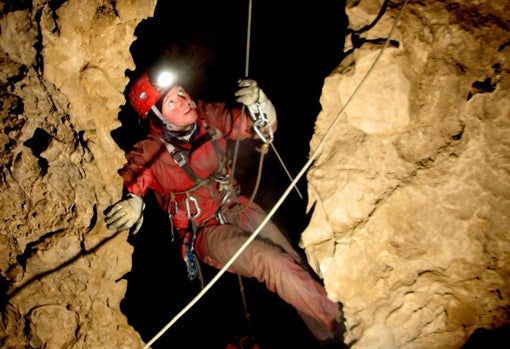 El viaje al centro de la Tierra de un espeleólogo andaluz