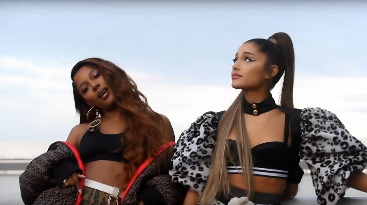 Victoria Monét (izquierda), autora de hits de Ariana Grande (derecha), es una de las firmantes