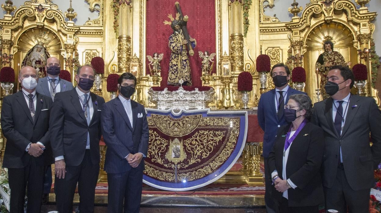 Morante de la Puebla ha presentado la ofrenda ante los pies del Señor del Gran Poder