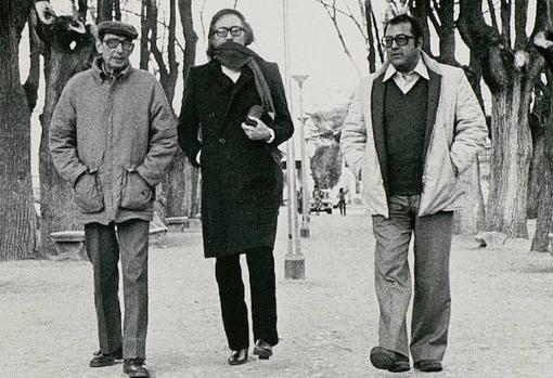 Miguel Delibes pasea con Francisco Umbral y Manuel Leguineche por Cuéllar (Segovia)