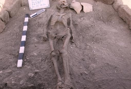 Imagen de un esqueleto humano en Luxor, Egipto