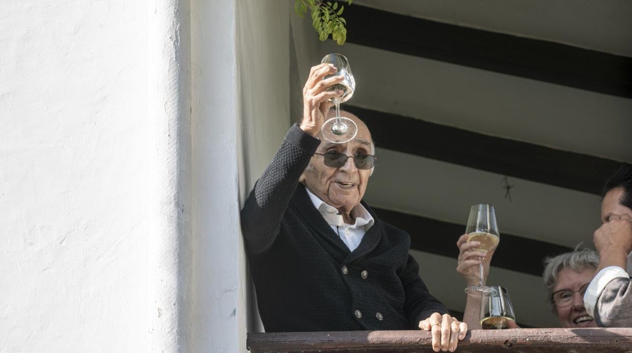 Francisco Brines celebrando el Premio Cervantes