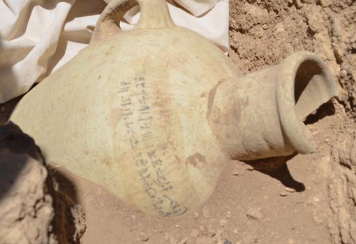 Jarra grabada en hierático «para el Heb-Seb del año 37 de Amen-Hoteo III»