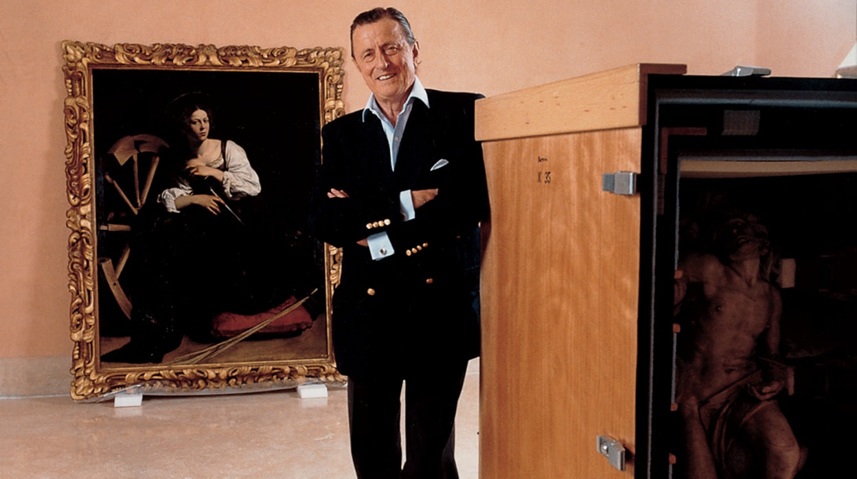 El barón, en el Museo Thyssen, durante los preparativos para su inauguración en 1992. Tras él, ‘Santa Catalina de Alejandría’ de Caravaggio, una de sus obras favoritas