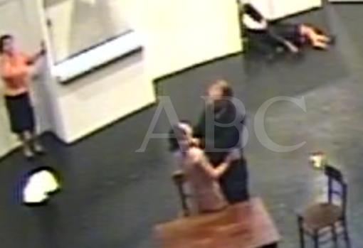 Dos solistas cantan cara contra cara