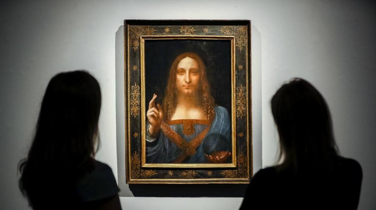 Dos empleadas de la casa de subastas Christie's observan el 'Salvator Mundi', ahora en paradero desconocido