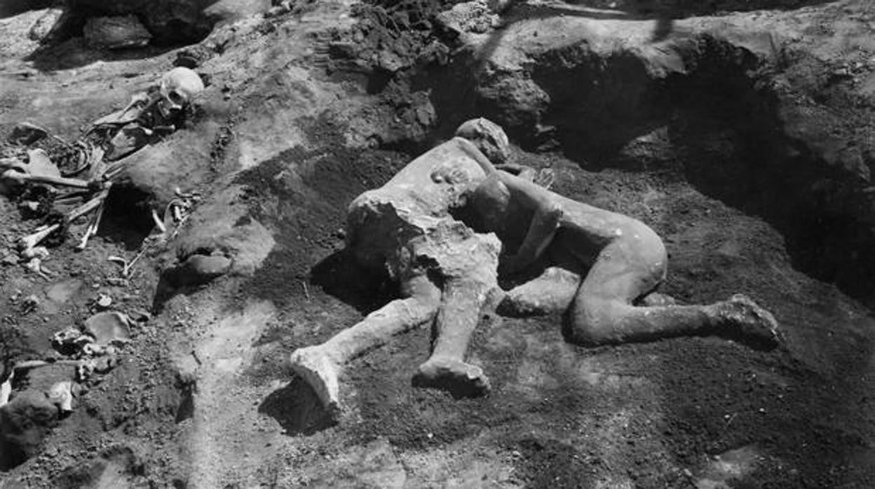 El mítico abrazo de Pompeya, que era en realidad el de dos hombres