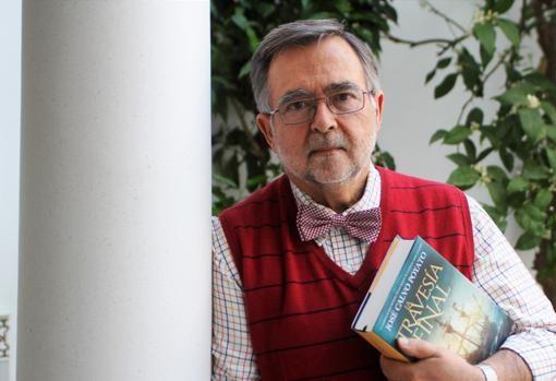 Fotografía de José Calvo Poyato con su nuevo libro.