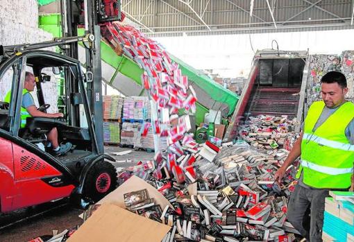 Las devoluciones se almacenan durante un tiempo y si hay muchos ejemplares sin vender, se destruyen y se vende la pasta de papel