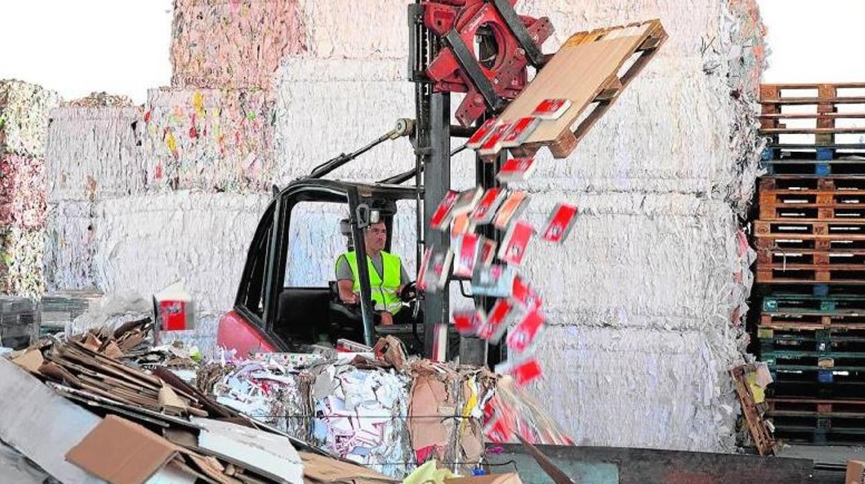 En la planta de Recuperaciones Barcelona los libros se trituran y reciclan