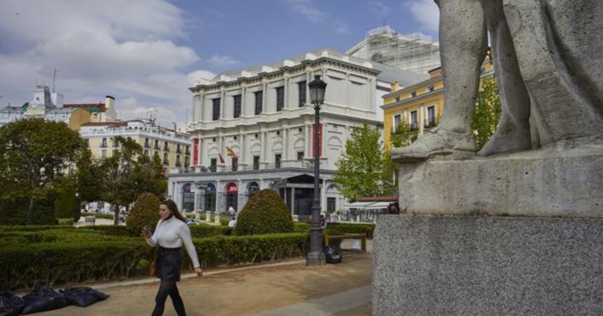 Al fondo, el Teatro Real