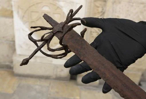 La arqueóloga Elena Stylianou muestra una espada de la época de los cruzados