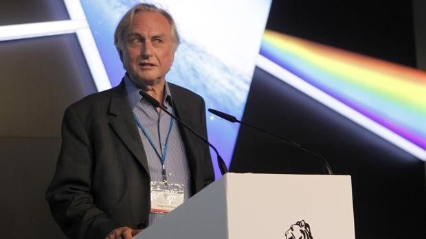 Retiran el título de 'humanista del año' al biólogo Richard Dawkins por sus comentarios sobre los trans