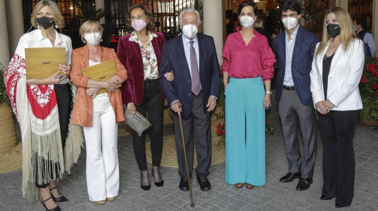 Marina Bernal, Esther Lobato, Carmen Tello, Curro Romero, Conchitina Andrés, Pablo Aguado y Cristina Quicler