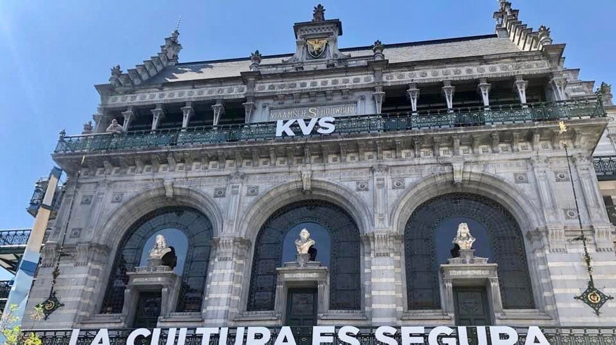 El letrero 'La cultura es segura', en la fachada del KVS (El Teatro Real Flamenco)