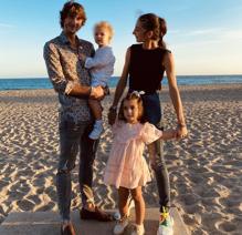 Javier Ambel, con su mujer y sus hijas, en un paseo por la playa