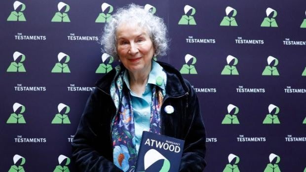 La novela que Margaret Atwood escribió para ver qué pasaría si en Estados Unidos hubiese una dictadura