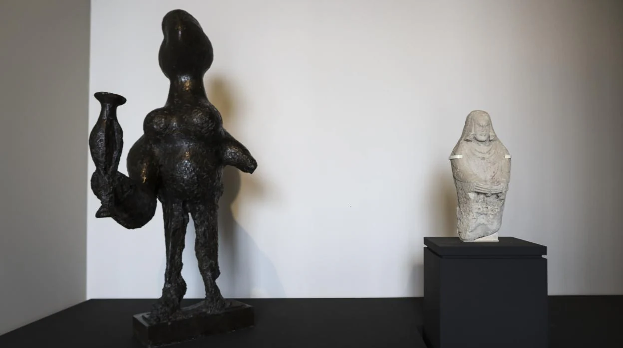 Dos damas oferentes abren la muestra: a la izquierda, bronce de Picasso (Museo Reina Sofía); a la derecha, pieza del santuario del Cerro de los Santos, del siglo V a.C. (Museo Arqueológico Nacional)