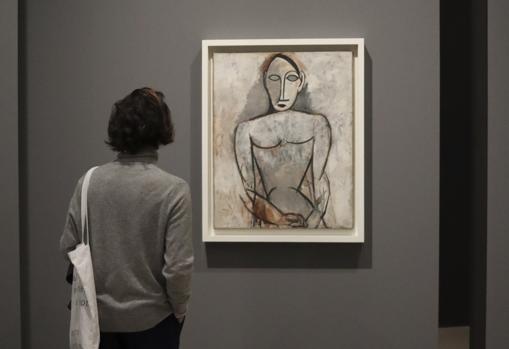 Una joven admira un retrato pintado por Picasso