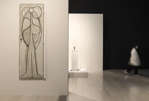 A la izquierda, 'Anatomía femenina', puerta pintada por Picasso en la que representa a Françoise Gilot, la mujer flor