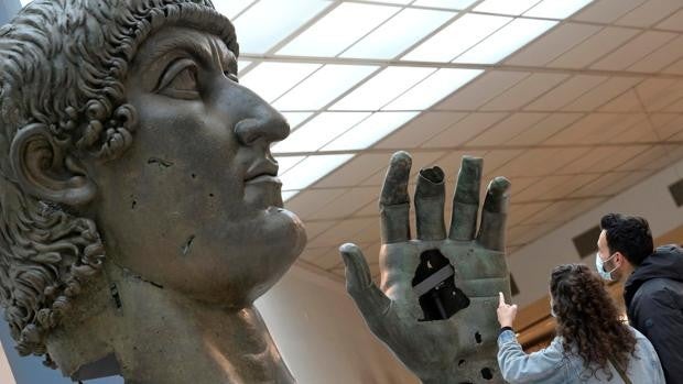 El Coloso de Constantino encuentra su mano en los Museos Capitolinos de Roma