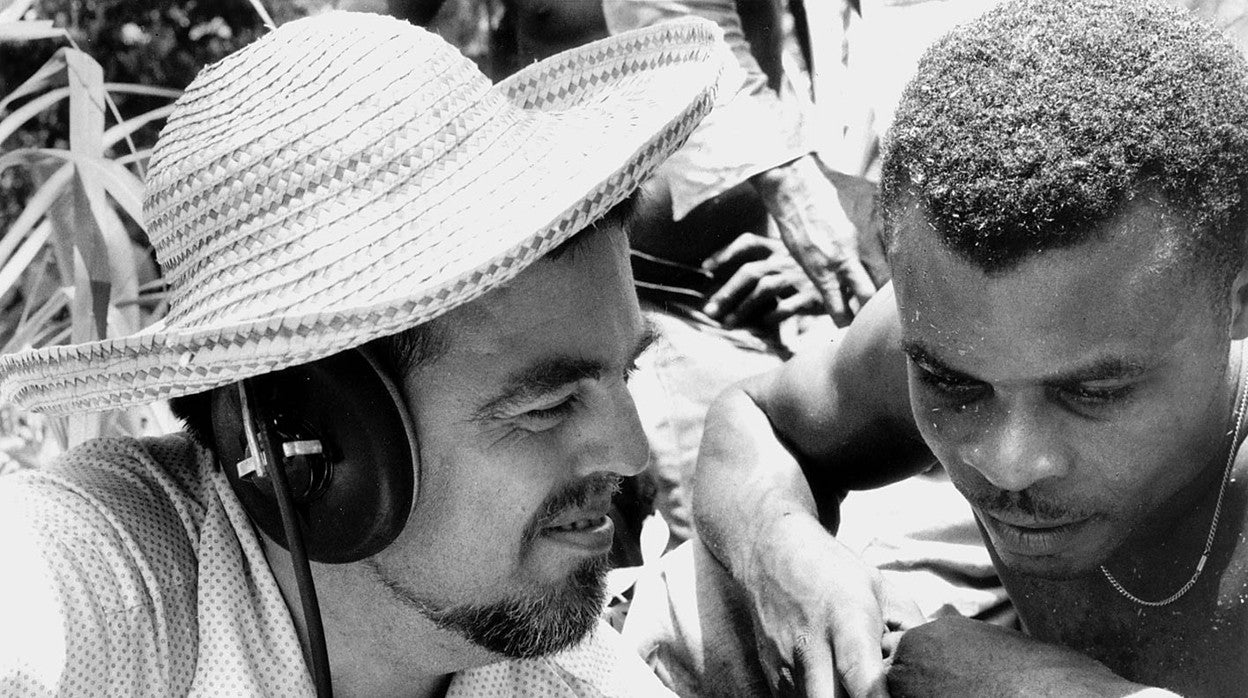 Alan Lomax, fotografiado durante una de sus expediciones etnomusicológicas