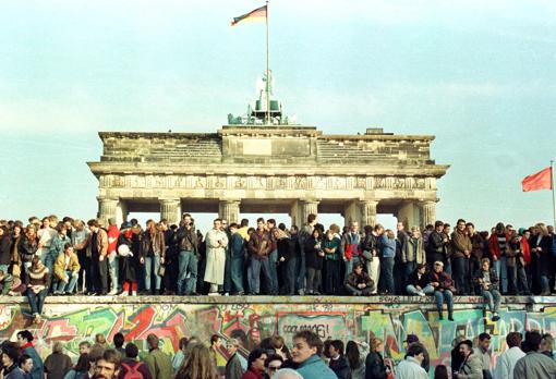 Ciudadanos de Berlín sobre el muro el 10 de noviembre de 1989