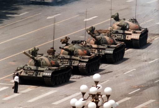 Un manifestante frente a los tanques durante las protestas de la plaza de Tiananmén de 1989