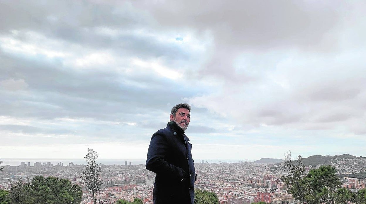 Víctor del Árbol, fotografiado en el mirador de Torre Baró