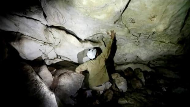 Las misteriosas manos pintadas por los mayas en una cueva de México
