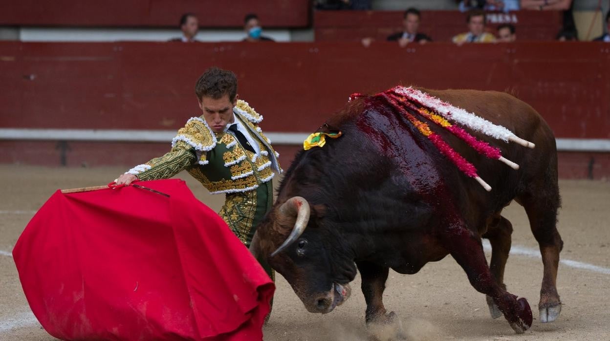 Ginés Marín, de rodillas con el tercer toro, al que desorejó