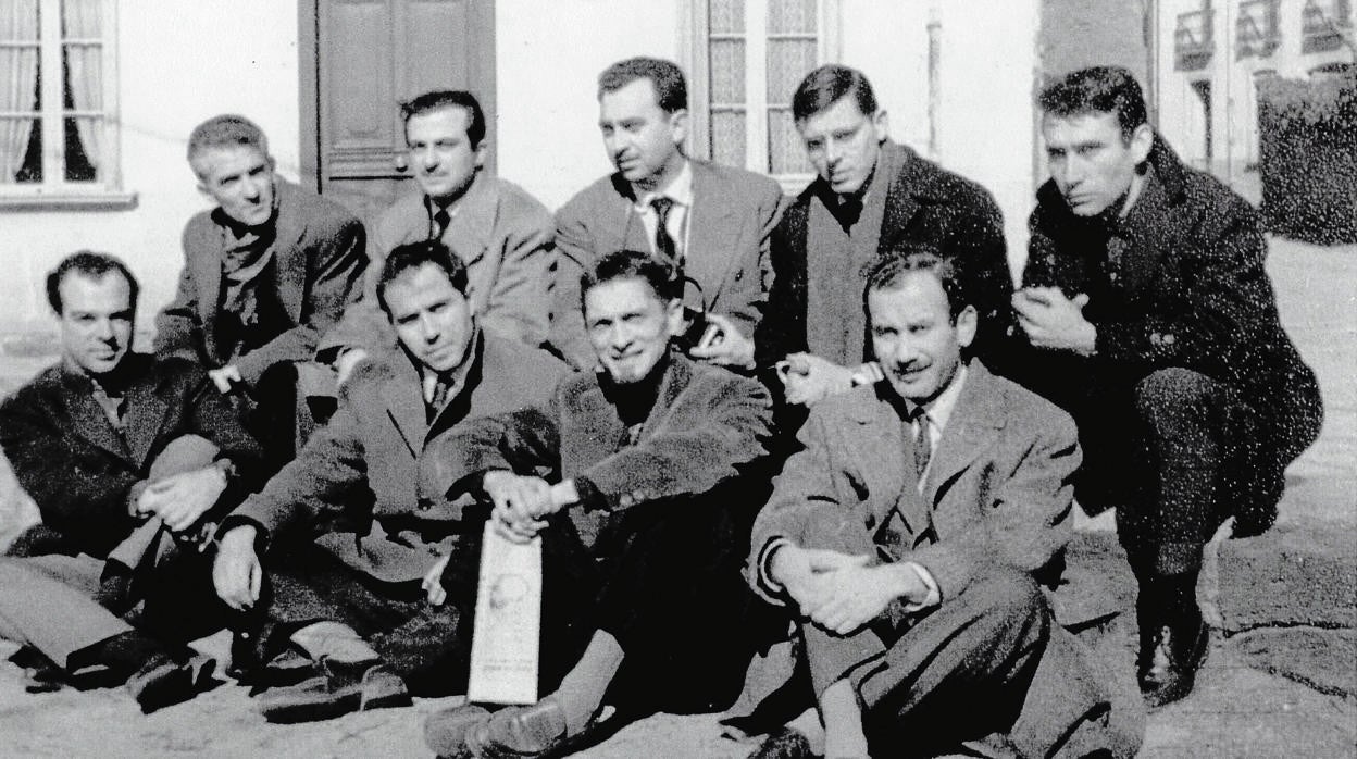 Homenaje a Antonio Machado en Colliure. De izquierda a derecha, en la parte de arriba: Blas de Otero, José A. Goytisolo, Ángel González, José A. Valente y un desconocido. En la parte de abajo, Jaime Gil de Biedma, Alfonso Costabreda, Carlos Barral y Caballero Bonald