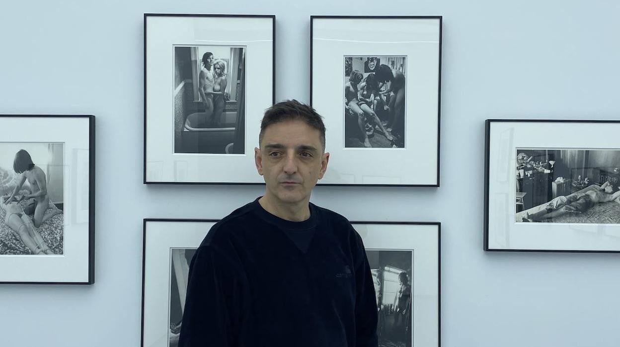 El galerista, Mira Bernabéu, con una de las exposiciones de su espacio, la dedicada a Larry Clark