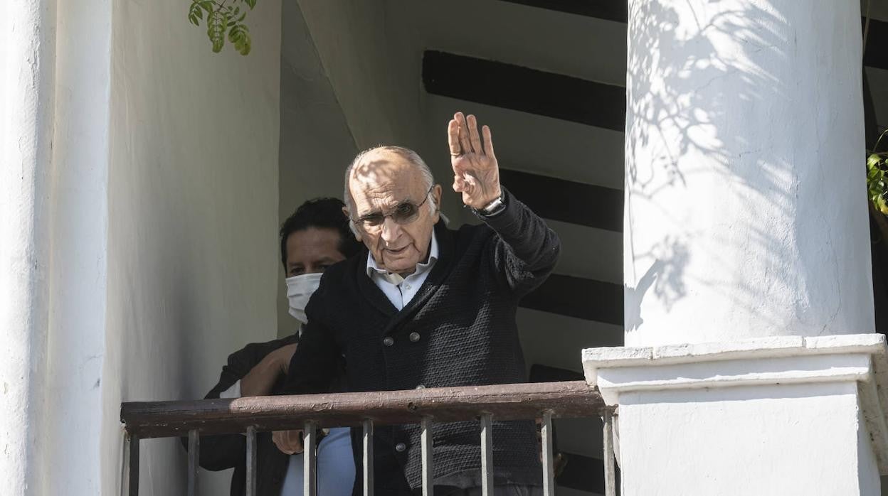 El poeta Francisco Brines, premio Cervantes 2020, en su casa de Oliva (Valencia)