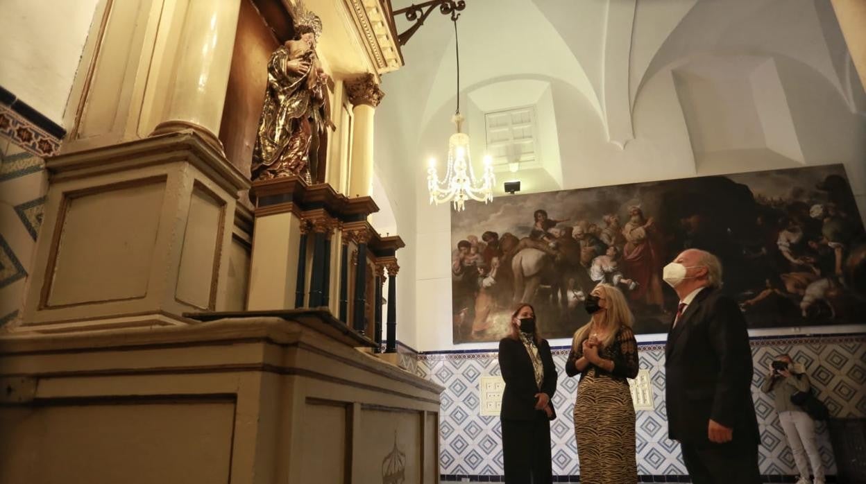 Del Pozo e Ybarra, junto a Caballero, observan la Virgen del Rosario en el Hospital de la Caridad