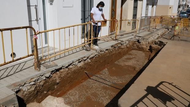 Unas obras destapan un mosaico romano bajo una calle de Mérida