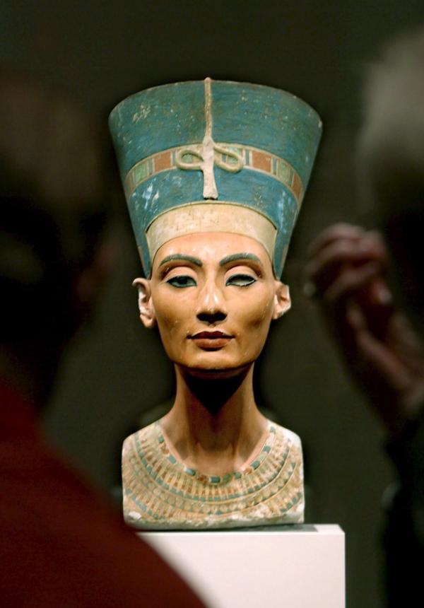 El busto de la reina egipcia Nefertiti, ubicado en el Viejo Museo de Berlín