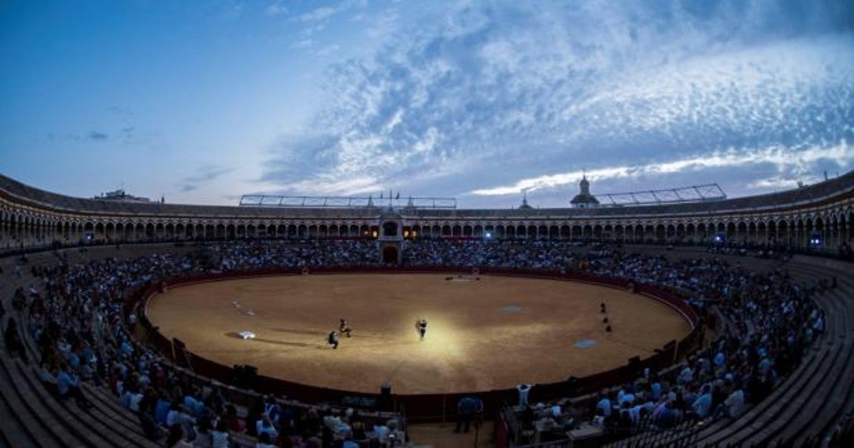 Israel Galván durante el espectáculo 'Arena', en la Plaza de la Maestranza de Sevilla