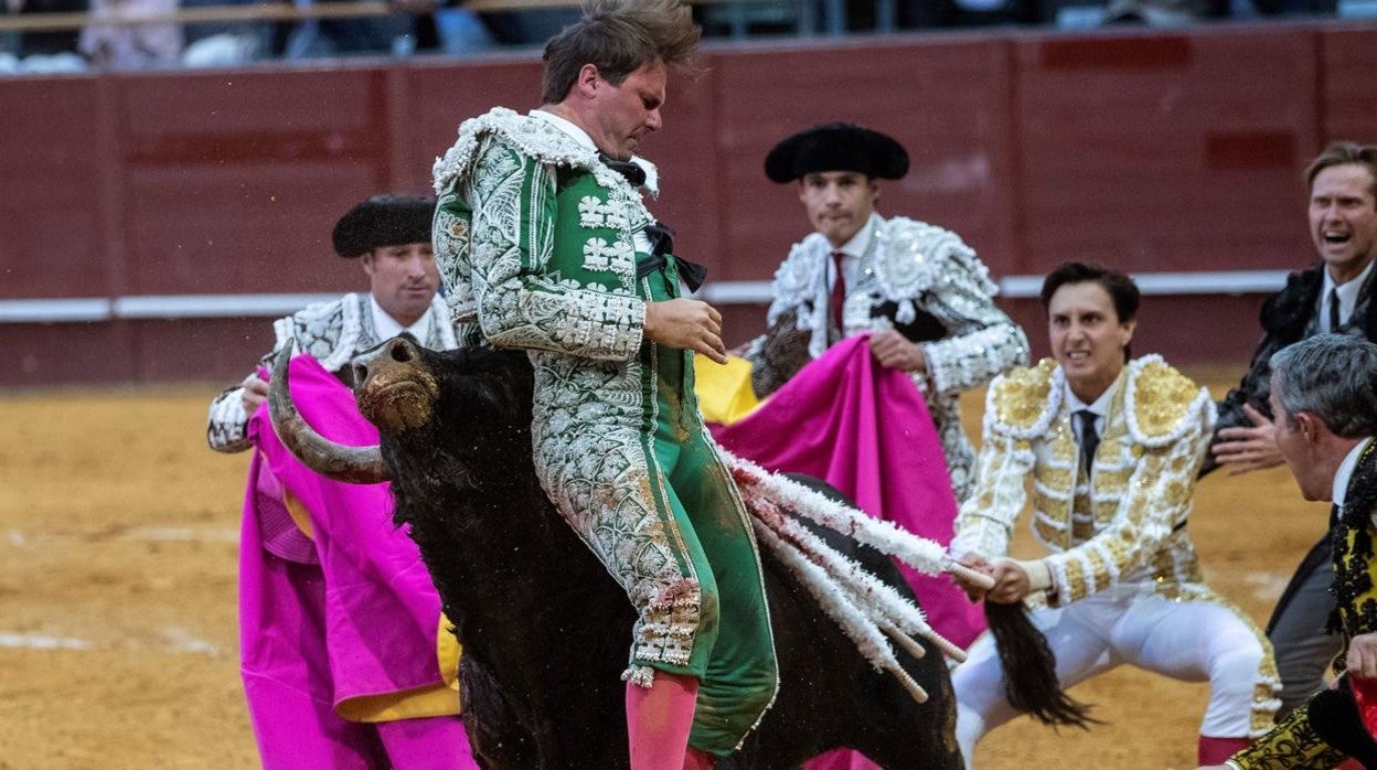 El toro 'Juguetón' de Jandilla lo tuvo a merced durante veinte larguísimos segundos