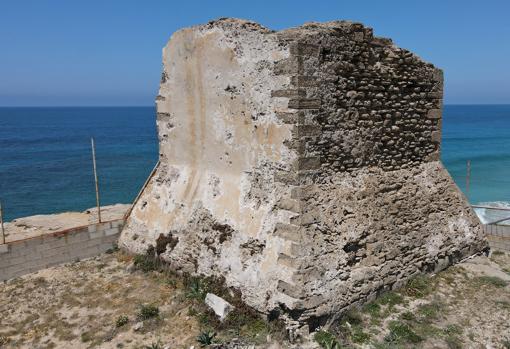 Torre del siglo XVI junto al faro de Trafalgar