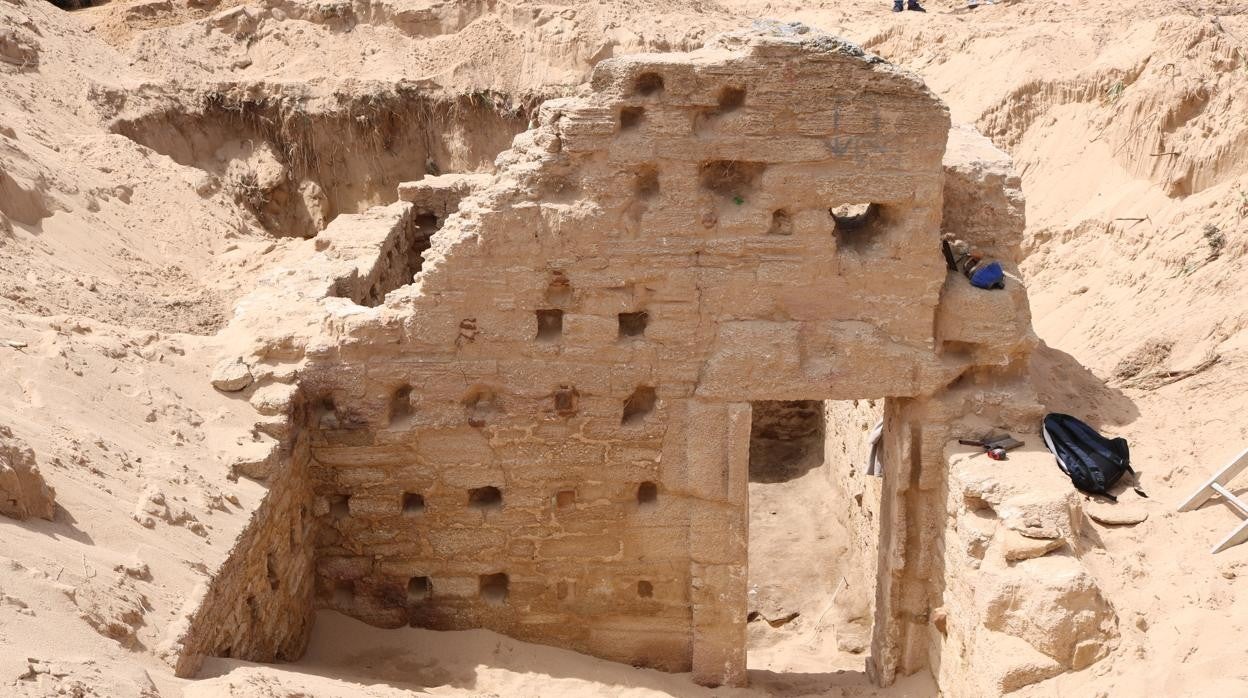 Una habitación de las termas romanas excavadas en la playa de Los Caños de Meca