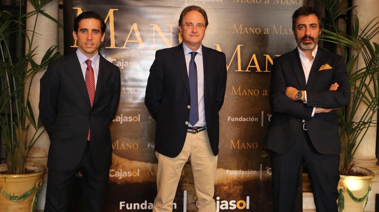 El trianero Juan Ortega, junto a los periodistas José Enrique Moreno y Juan del Val