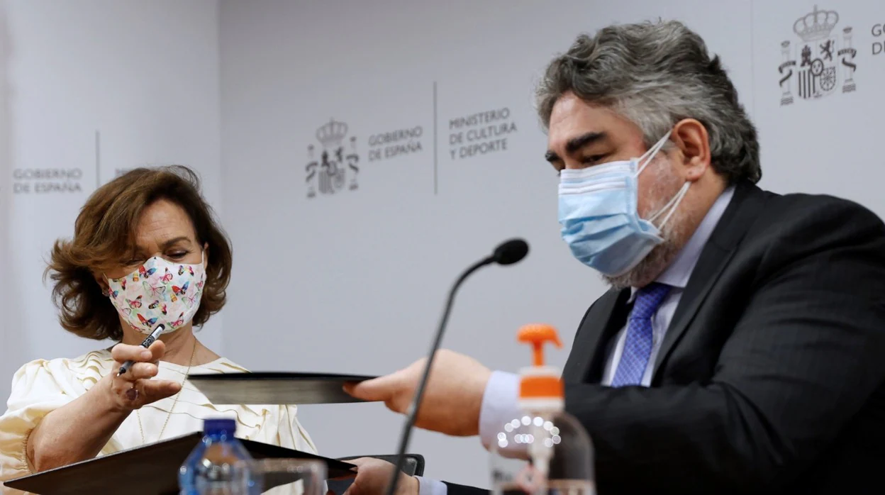 Carmen Calvo y José Manuel Rodríguez Uribes, durante la firma del convenio