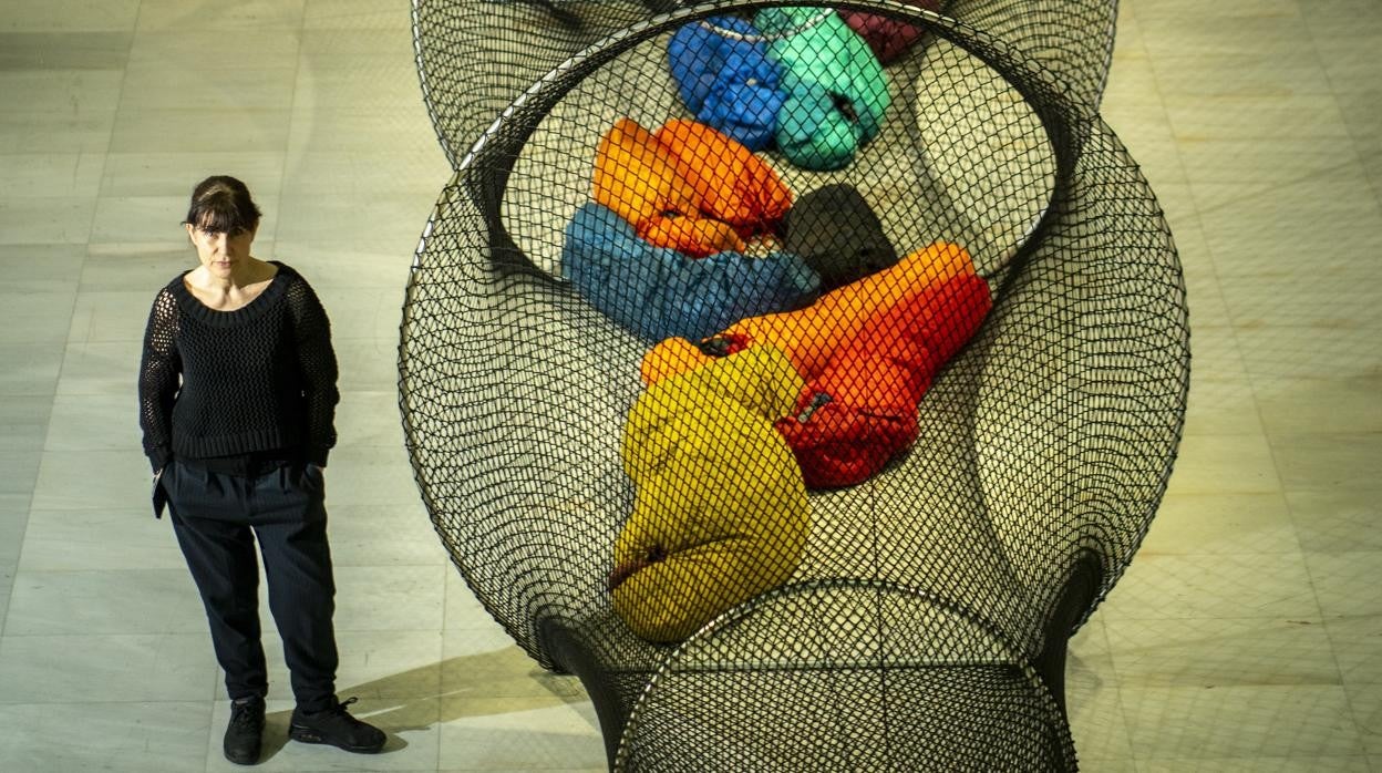 Bene Bergado ante una de sus 'Trampas', en Alcalá 31